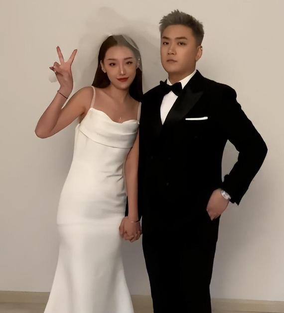 李勒优宣布支教后,回村吃酸臭西瓜,晋妈戴8万元金饰,催生崔晋