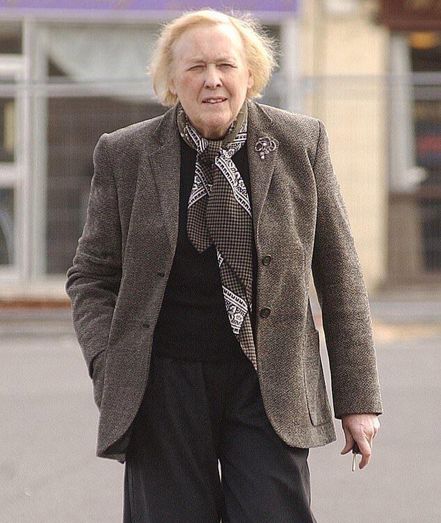 “邓布利多”的双重生活，和发妻结婚61年，与小25岁设计师生俩娃