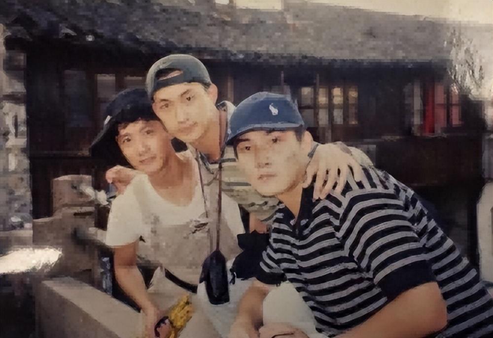 他是隐形富二代，跑十几年龙套，40岁娶小师妹后走红，成叔圈顶流