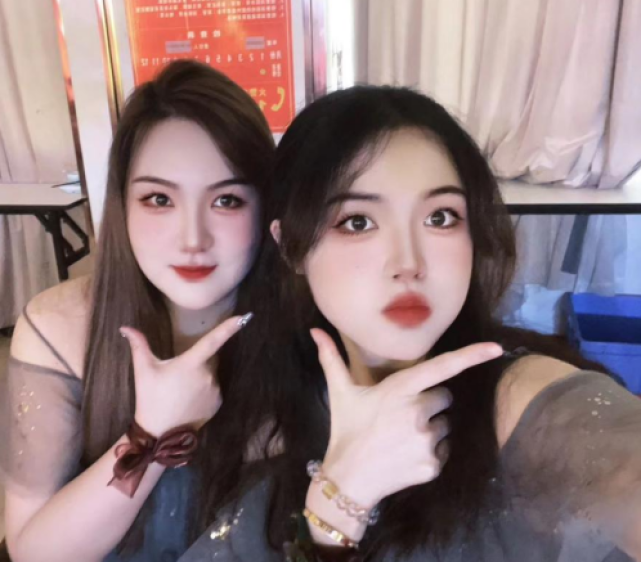 大学生|职业伴娘走俏:年轻女孩们扮演起“假闺蜜” 有人日入千元 档期排满!