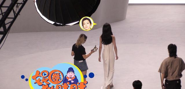 文咏珊被曝在机场吼路人很没礼貌穿白色鱼尾裙拍广告气场十足