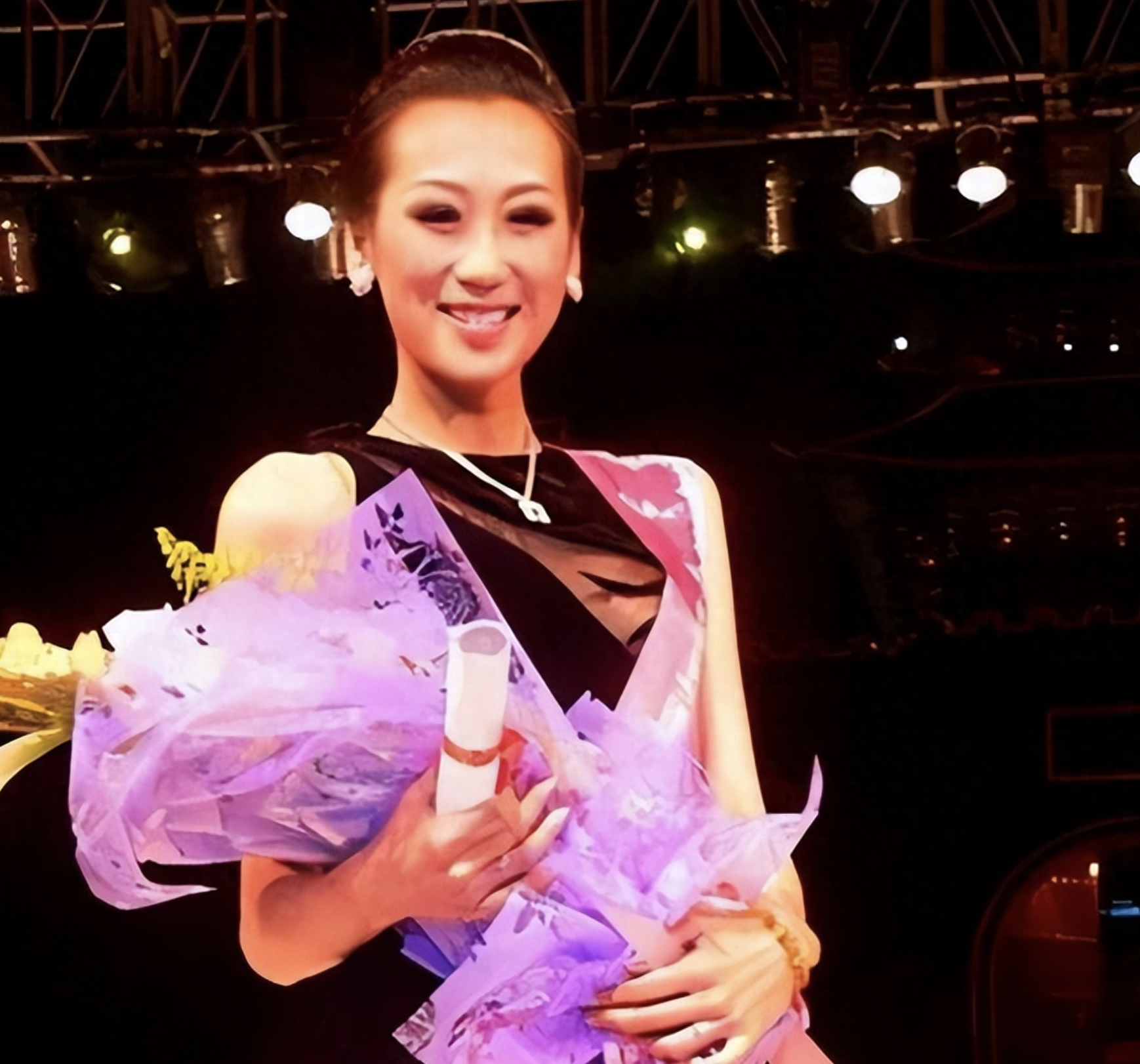 有种“整容”叫蒋丽莎结婚，5年剖4胎后，如今比大16岁丈夫还显老