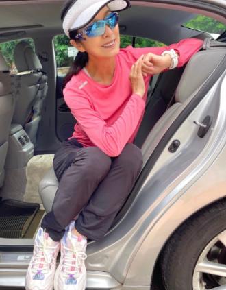 一生未婚未育，67岁沦落酒楼卖唱？成龙苦追8年，邓丽君横刀夺爱