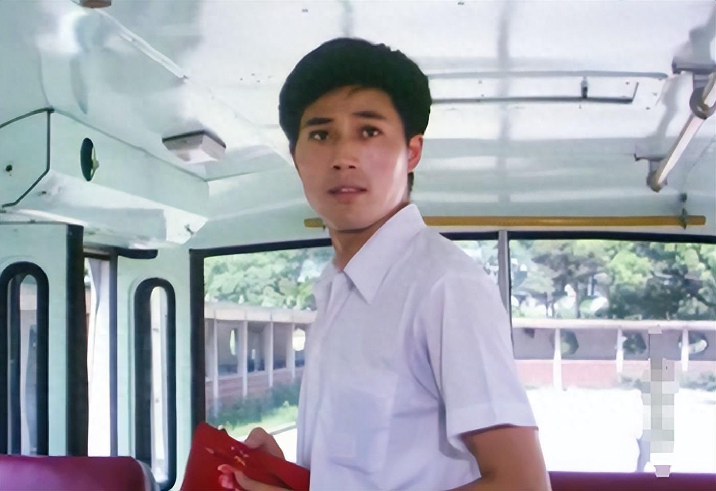 他25岁成名，一见钟情妻子，一生0绯闻，38年后女儿成为骄傲