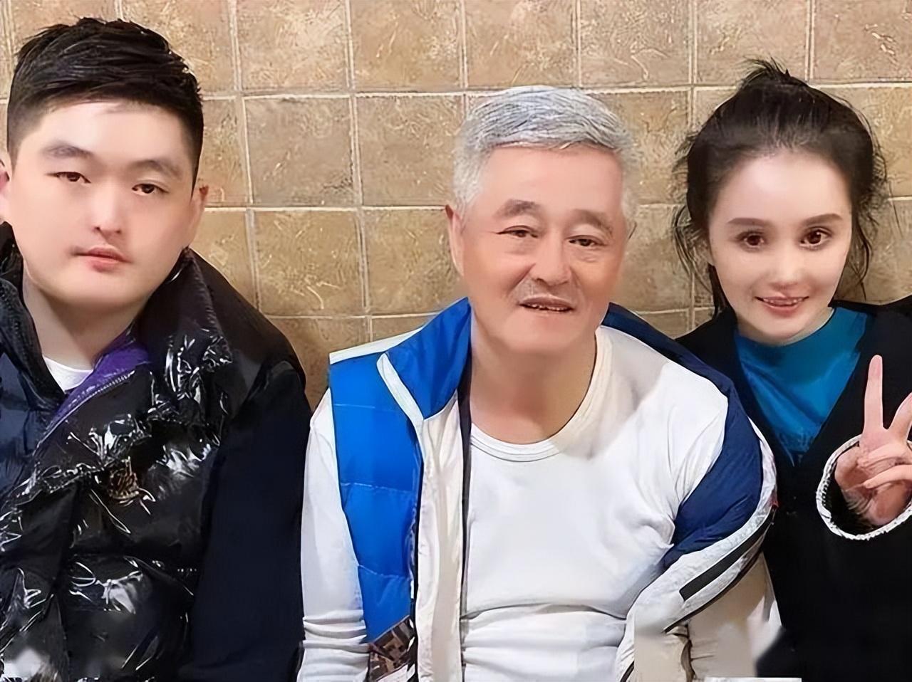 赵本山|同是嫁女儿,赵玉芳风光大办,球球只摆3桌酒席,赵本山有何用意