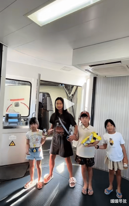 吴尊妻子开车接陈浩民一家6口人，文莱新家别墅大又豪，请2个保姆