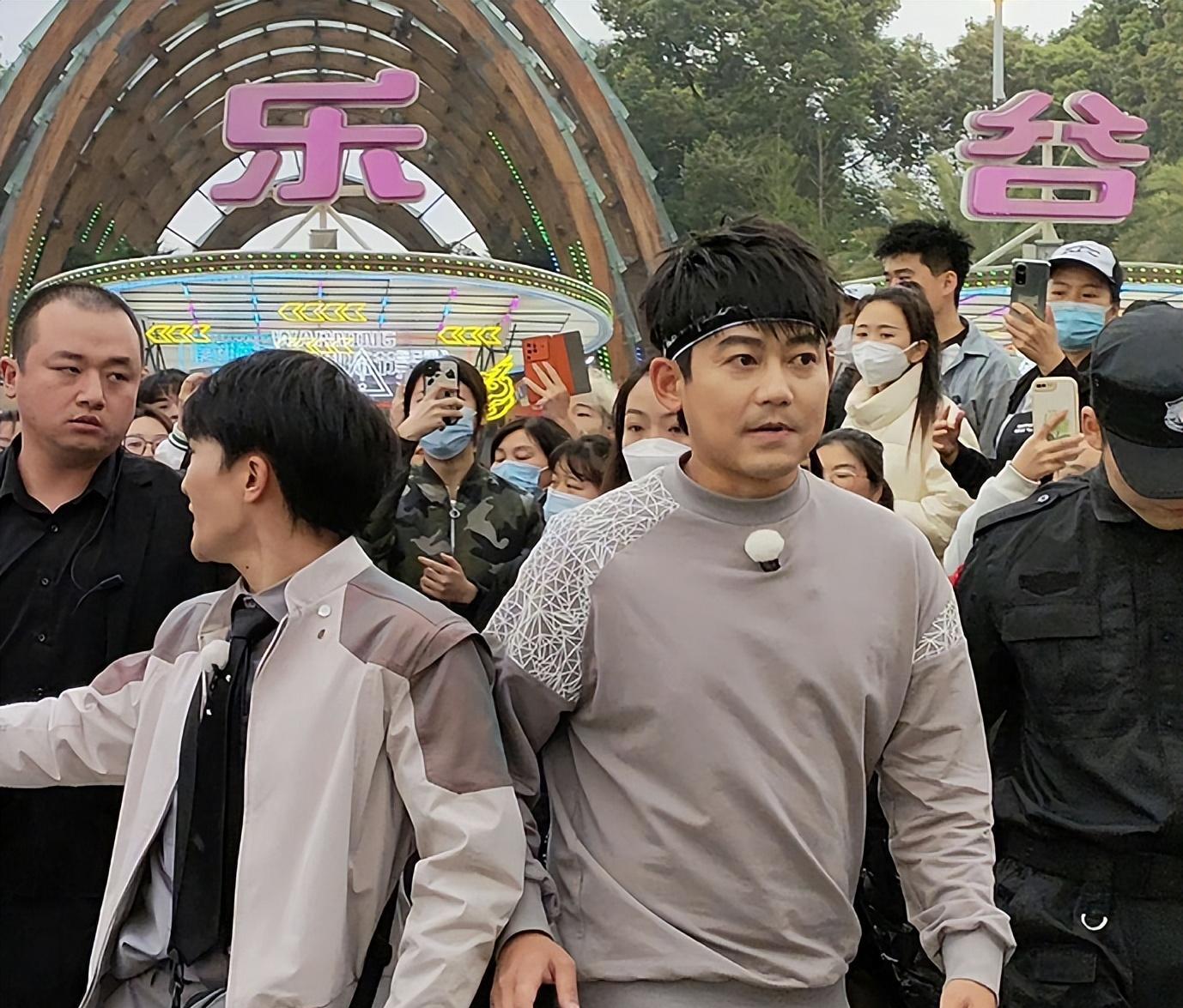 苏醒|苏醒录制跑男滤镜遭粉碎，路透照判若两人