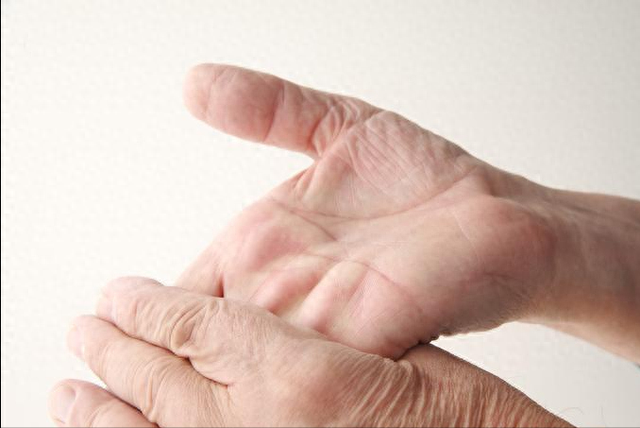 手指是脑梗的\警报器\?医生:不想脑梗找上门,平时多注意这几点