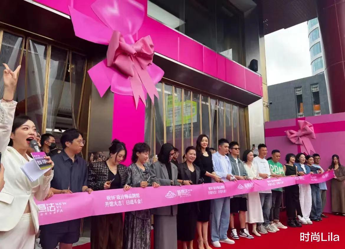 43岁熊黛林杭州亮相，肤白貌美“贵妇味”十足，180个头压迫感好强