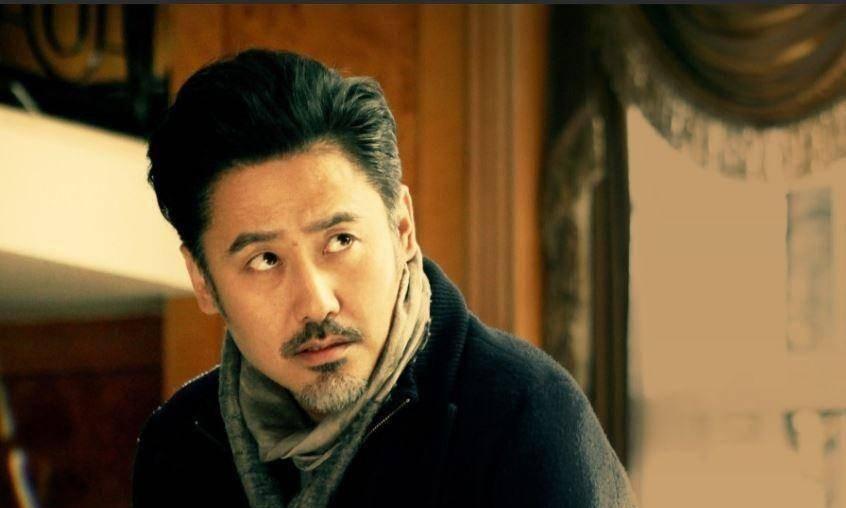 事实证明,已经54岁移居英国的吴秀波,已经变成了“肥胖油腻男”