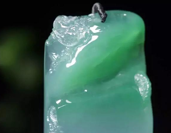 冰种翡翠|颜色层次分明的冰种翡翠片料，龙牌挂件前有神龙后有佛陀，简约却不简单！