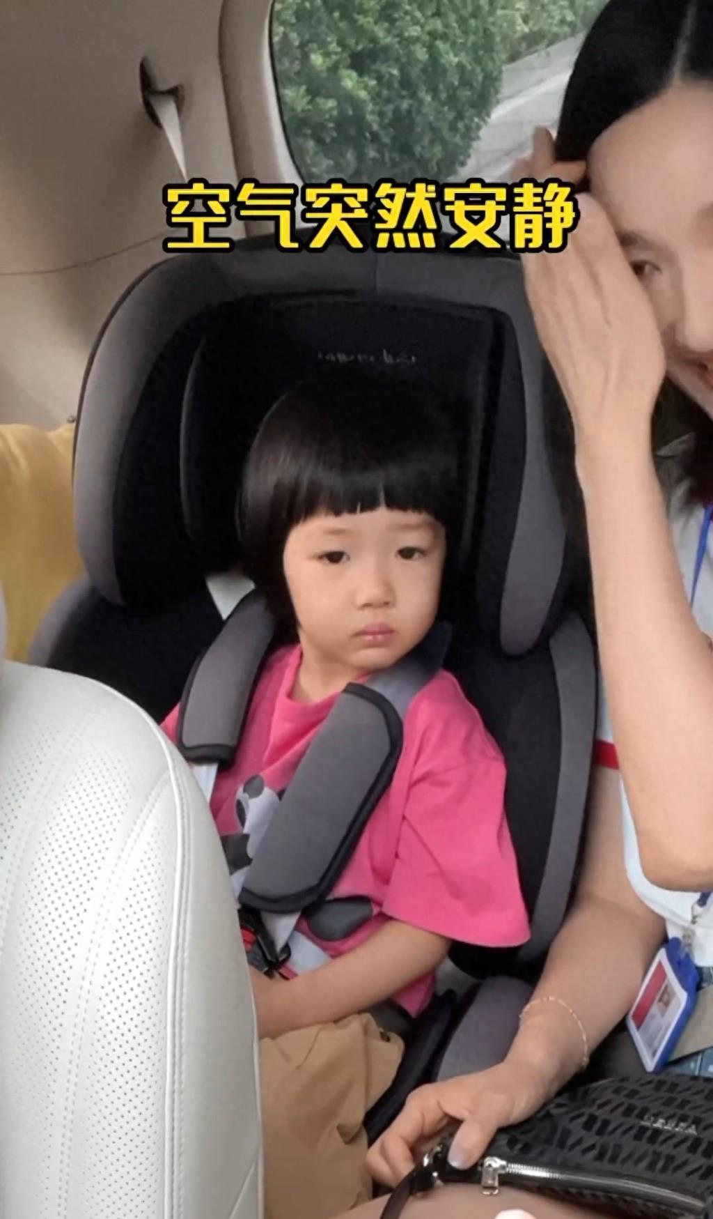 王祖蓝大包小包送女儿开学！大女儿抱腿撒娇喊回家，小女儿哭闹！