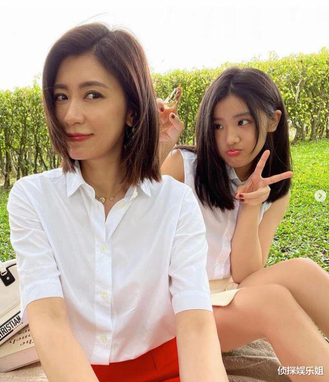 贾静雯18岁大女儿晒近照，梧桐妹化浓妆穿小吊带，蝴蝶骨超抢镜