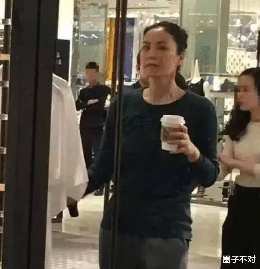 54岁王菲老到认不出来!穿一身黑瘦脱相,素颜出镜与普通大妈无异