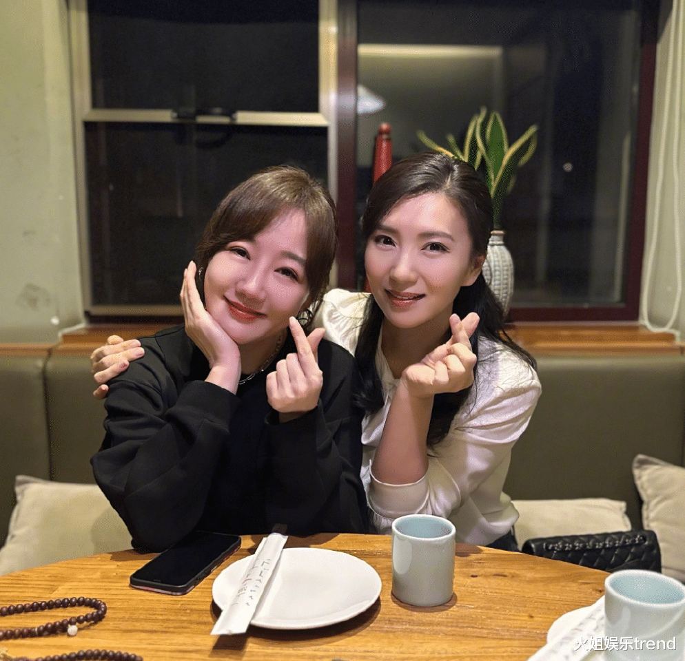 陈好晒与薛佳妮合影照,网友:薛佳妮脸垮的太快了!