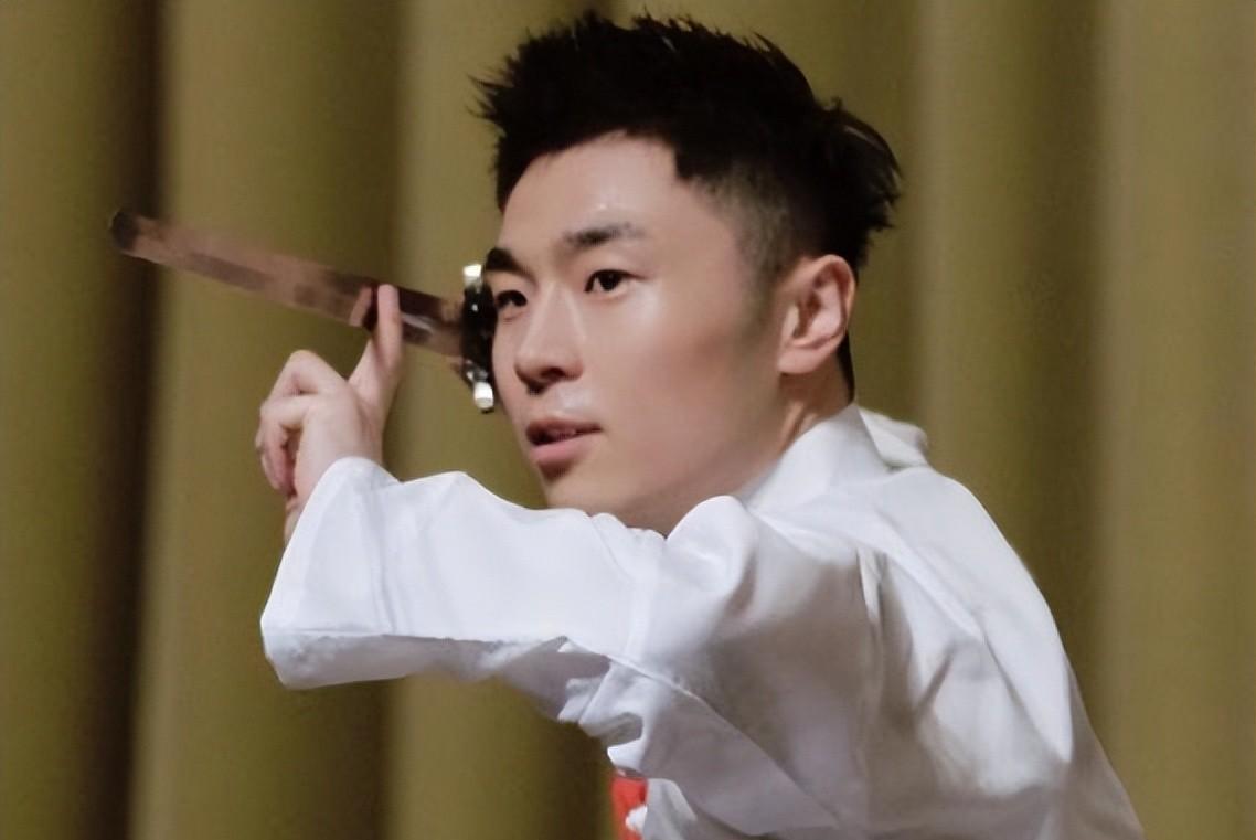 他的徒弟一个个反目成仇、相继离开、频繁踩雷，郭德纲怎么这么惨！