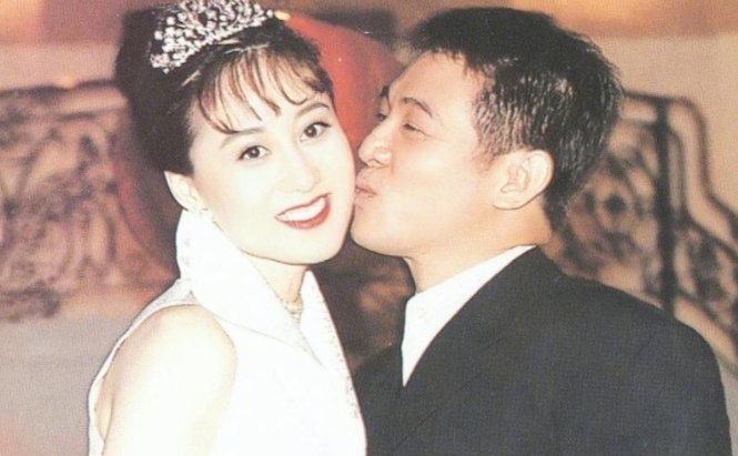 李连杰妻子利智变瘪嘴老太太,前妻黄秋燕美艳动人,不敌胸脯四两