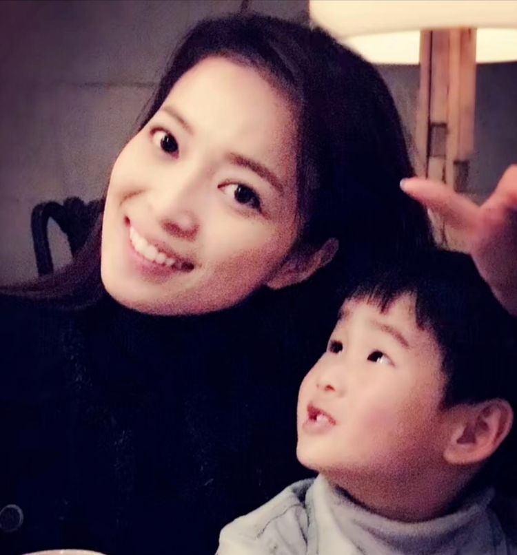 主持人变主播,风光出嫁又很快离婚,独自抚养儿子依旧事业有成