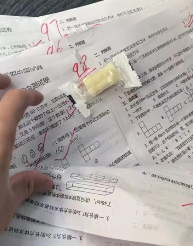 招聘|00后女教师的评语走红,学生看完爱不释手,想拿满分的决心更大了