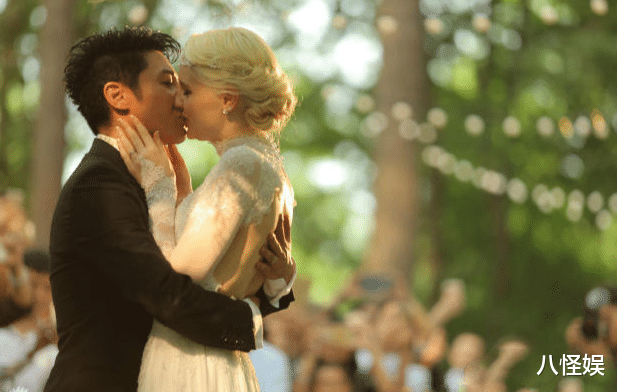 撒贝宁一家游迪士尼,花2万买贵宾位看表演,女儿混血感减弱像爸