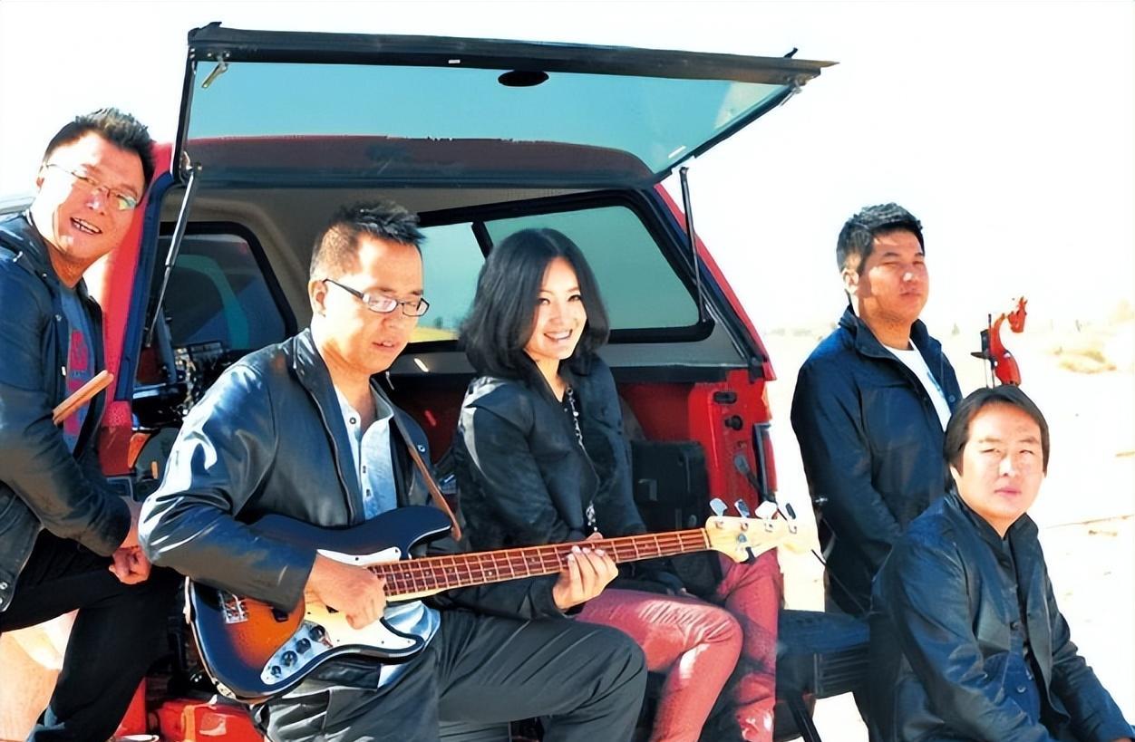 她连续四次登上春晚,却被恩师夺走初夜被迫堕胎,55岁无人敢娶