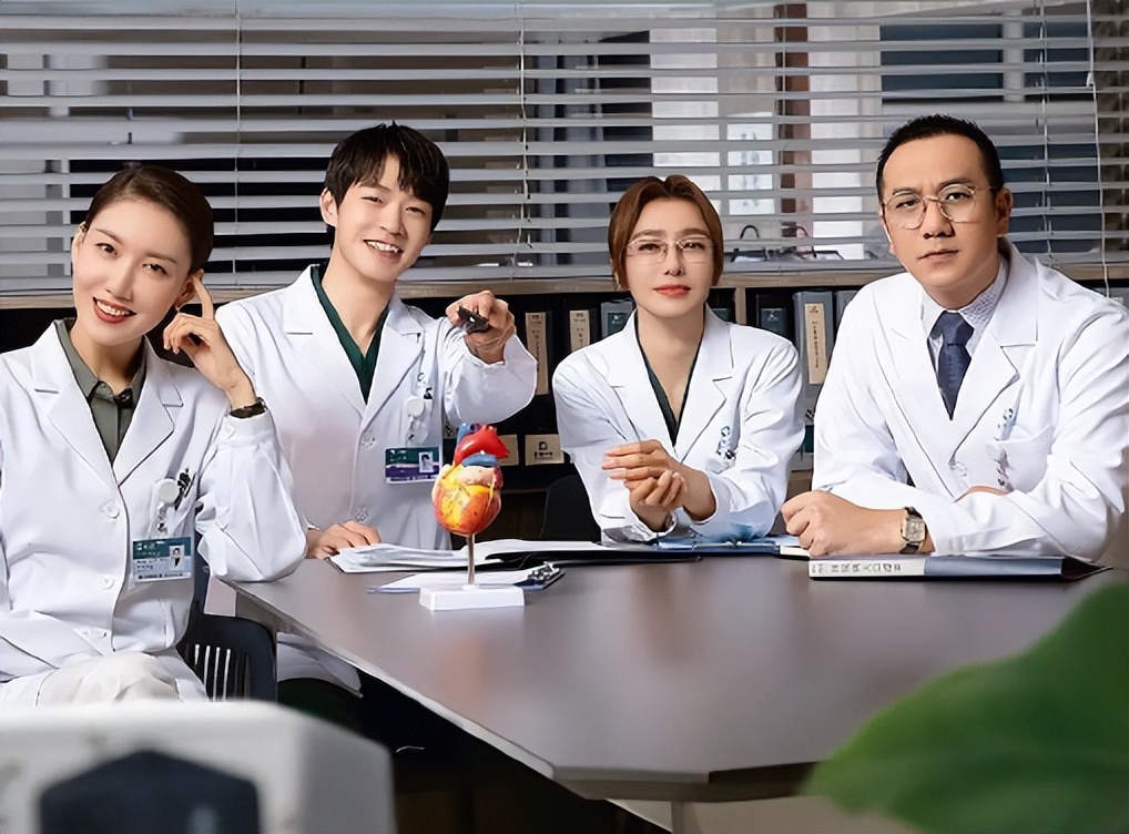 44岁秦岚近照引争议!穿JK装配小白鞋被嘲装嫩,生图下身材五五开