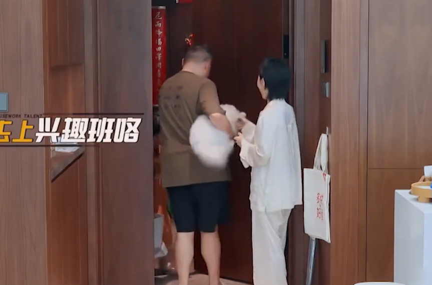 郝劭文和老婆上节目，3口人住豪宅，与继女相处如亲生的