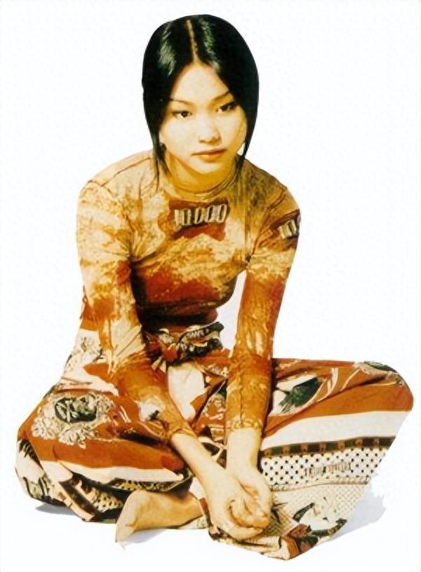 她与王菲齐名并称天后,却被俩渣男折磨成精神病,今49岁无人识