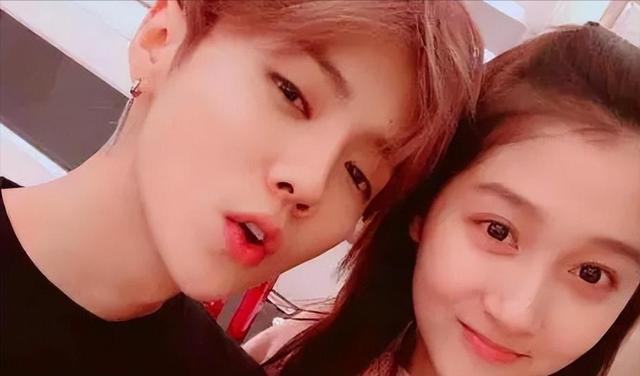 关晓彤现身鹿晗演唱会，被撞见后慌张戴口罩，暗戳戳撒糖超甜！