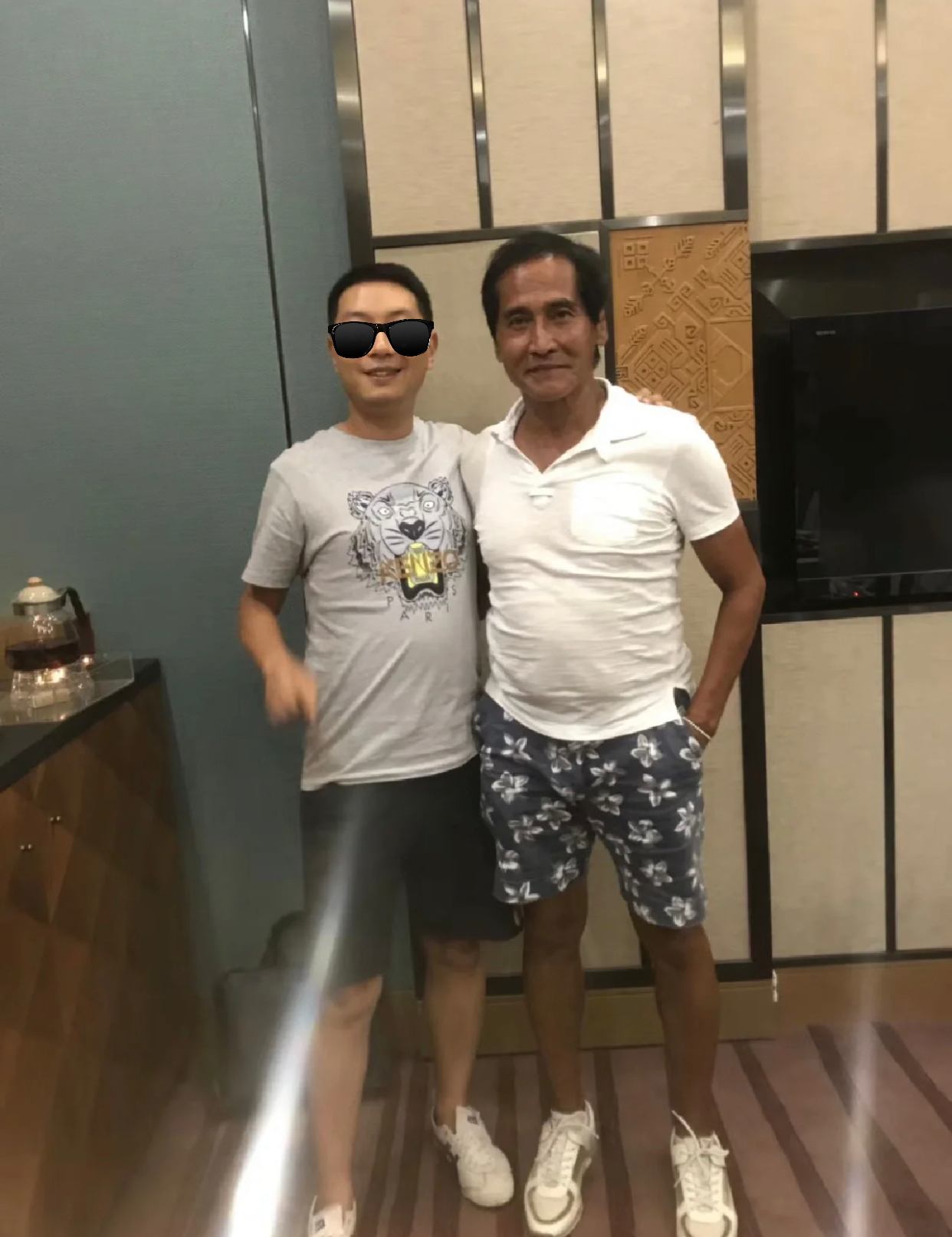 齐秦|63岁齐秦定居云南别墅区!参加酒局抽名贵烟,秃头大肚腩皮肤黝黑