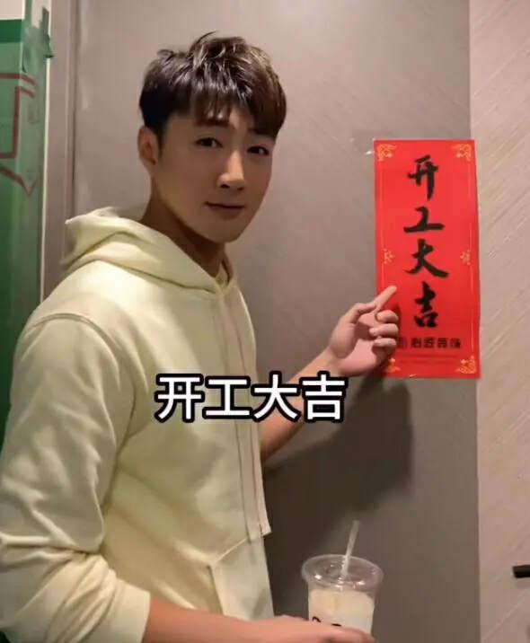 TVB前知名男星摆摊卖卤味！39岁帅气依旧，被要求合影贴心配合