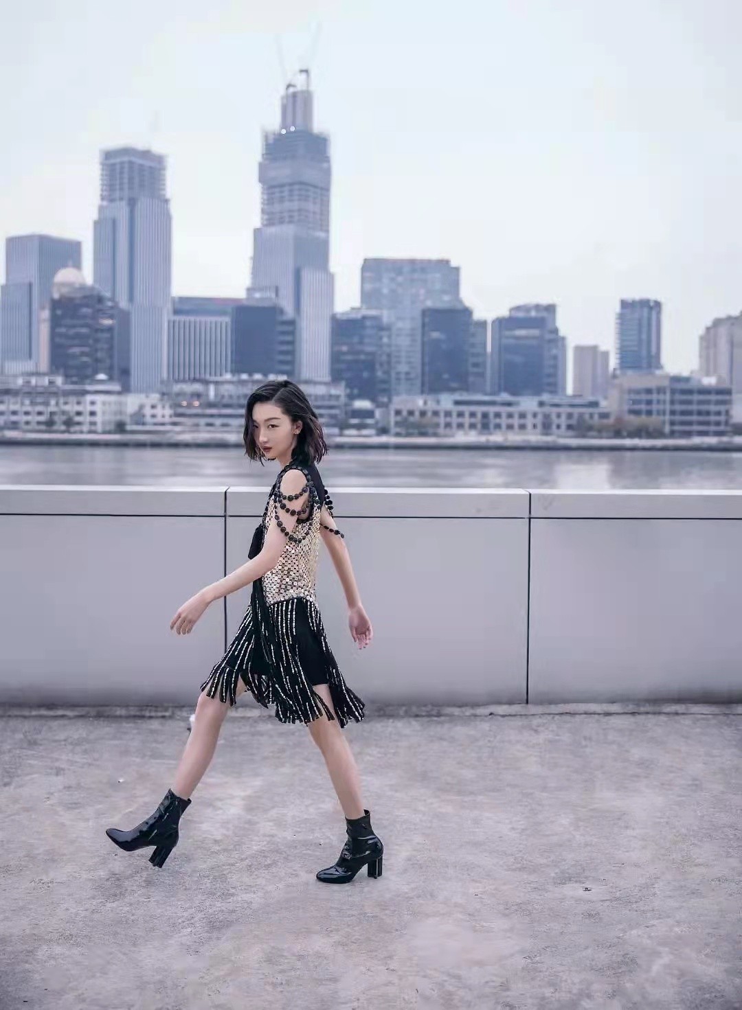 |周冬雨成LV首位中国籍代言人！穿亮片裙看秀，身材娇小撑不起气场
