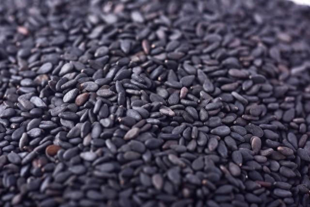 黑芝麻最大的功效不是乌发！冬季这样吃，阳气满满，错过等明年