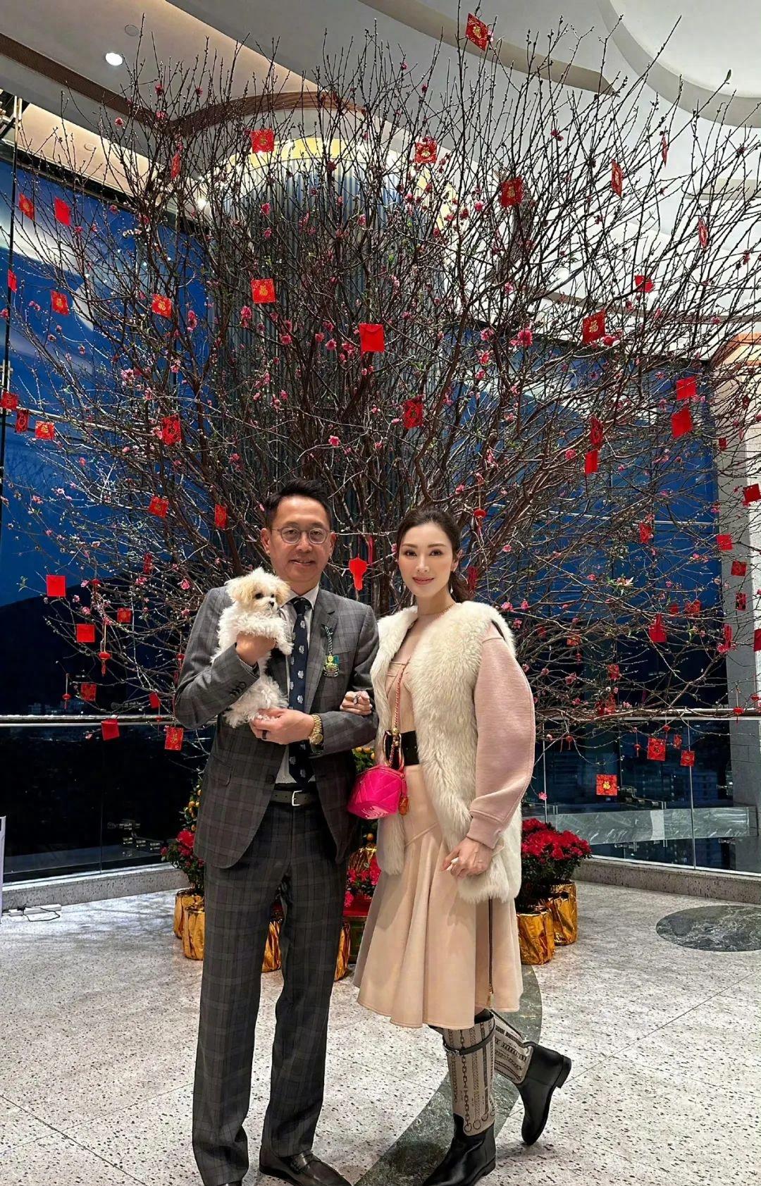 53岁李嘉欣开心游迪拜，晒连身泳衣照，不介意臀部下垂！