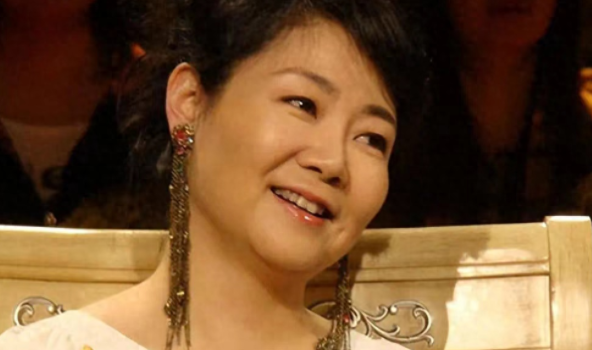 她38岁演《闯关东》成名,嫁17岁初恋,结婚33年丈夫甘当“煮夫”