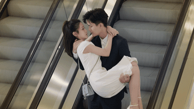 李沁|又惹争议,嘴含戒指接吻,国产剧的吻戏又开始了一场“病态传承”