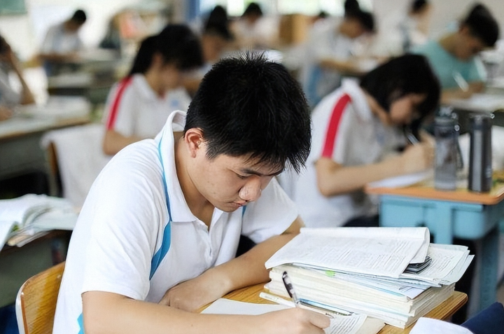 孩子中考失利没考上高中，应该选择继续读中专还是外出工作？