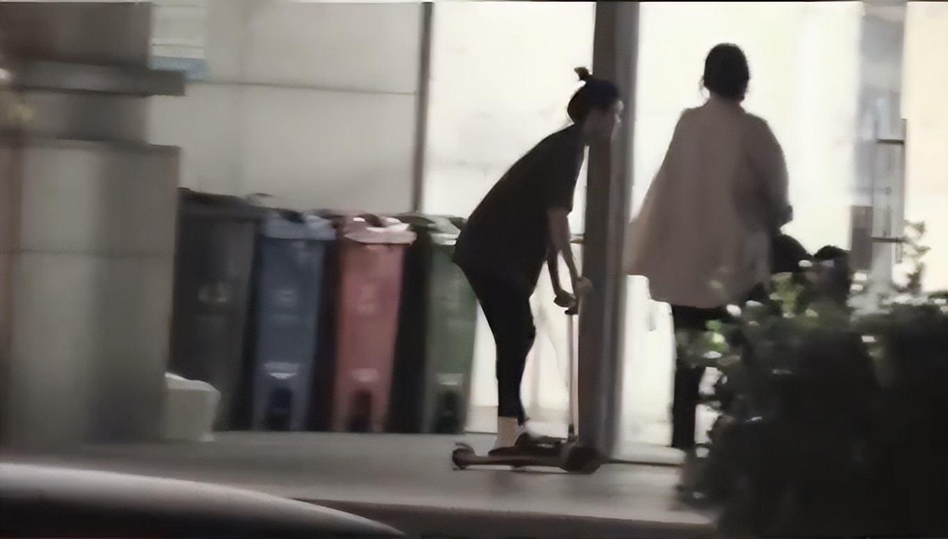 高圆圆独自带女儿逛超市，跪地上看成分表，身边无保姆保镖超低调