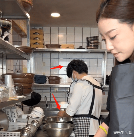 春夏穿搭 李勒优当老板，厨师不戴帽子手套，晋嫂戴美甲帮厨，网友：早晚塌