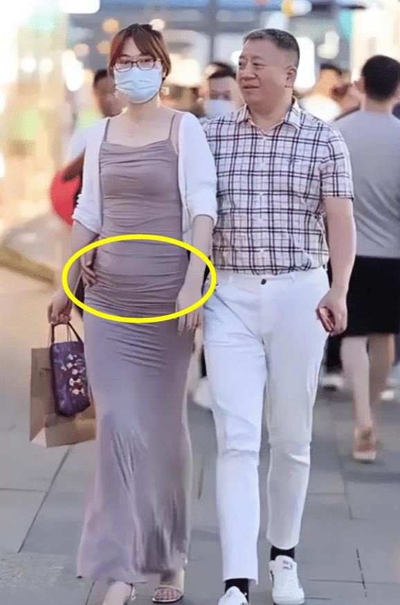00后|再现“牵手门”！曝中铁三局郝总与美女牵手，曾陷招聘风波，要求文员必须身材好