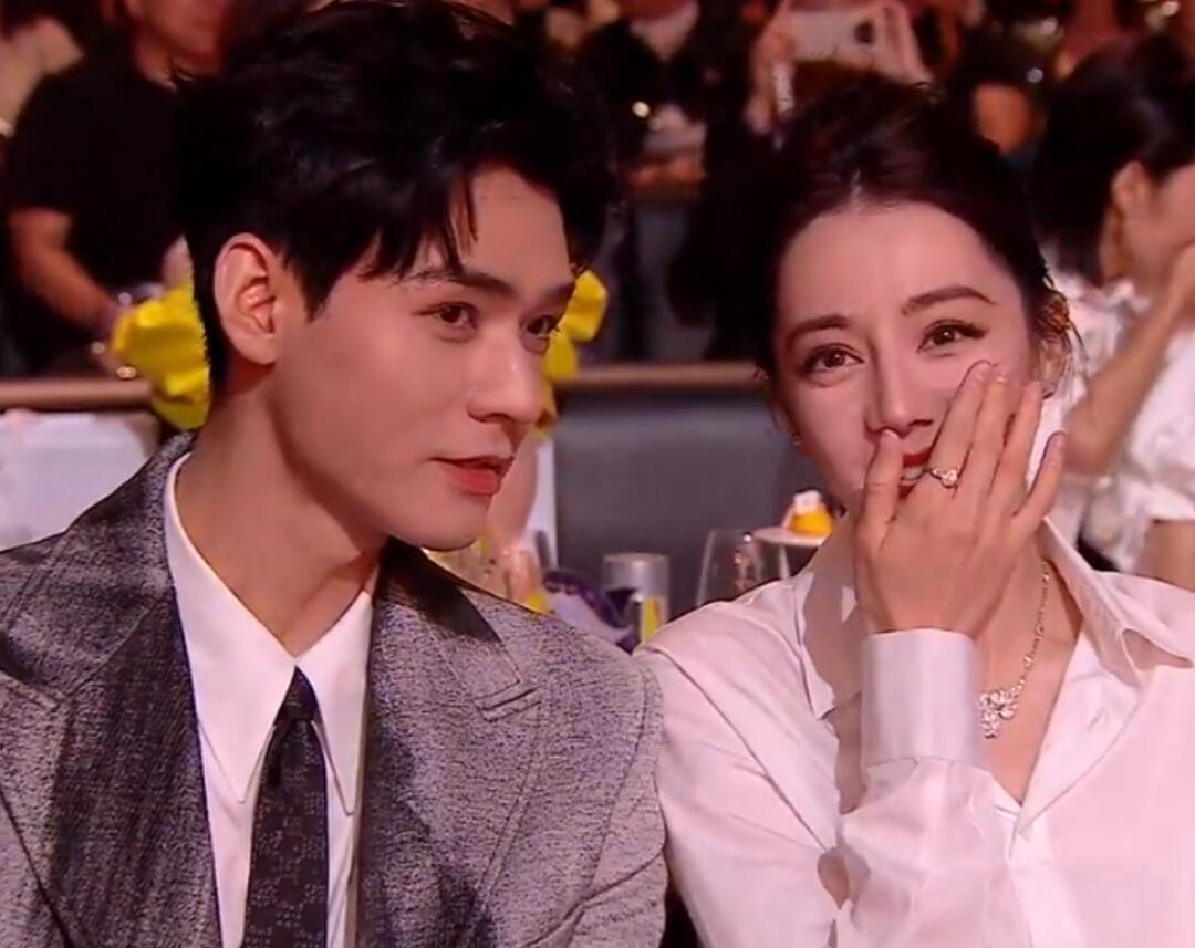 Angelababy|女星在芭莎内场观众席！杨颖与男星热聊、热巴捂嘴，杨采钰瞅谁？