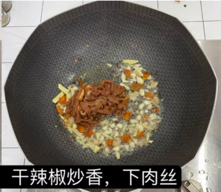 青椒|夏季炎热，胃口差不要慌！常给家人吃这菜，荤素搭配，解馋又开胃