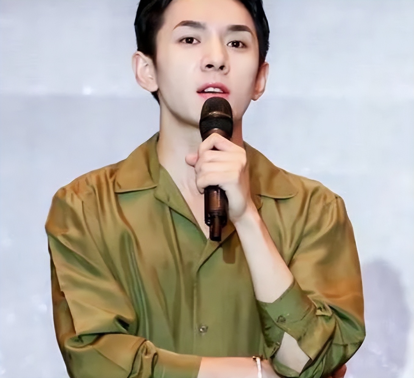 李佳琦流泪道歉后,又继续直播带货,网友嘲笑不当演员可惜了 - 娱乐