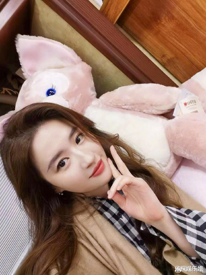 刘亦菲晒36岁生日现场照,被鲜花玩偶簇拥,嘟嘴卖萌开心似少女