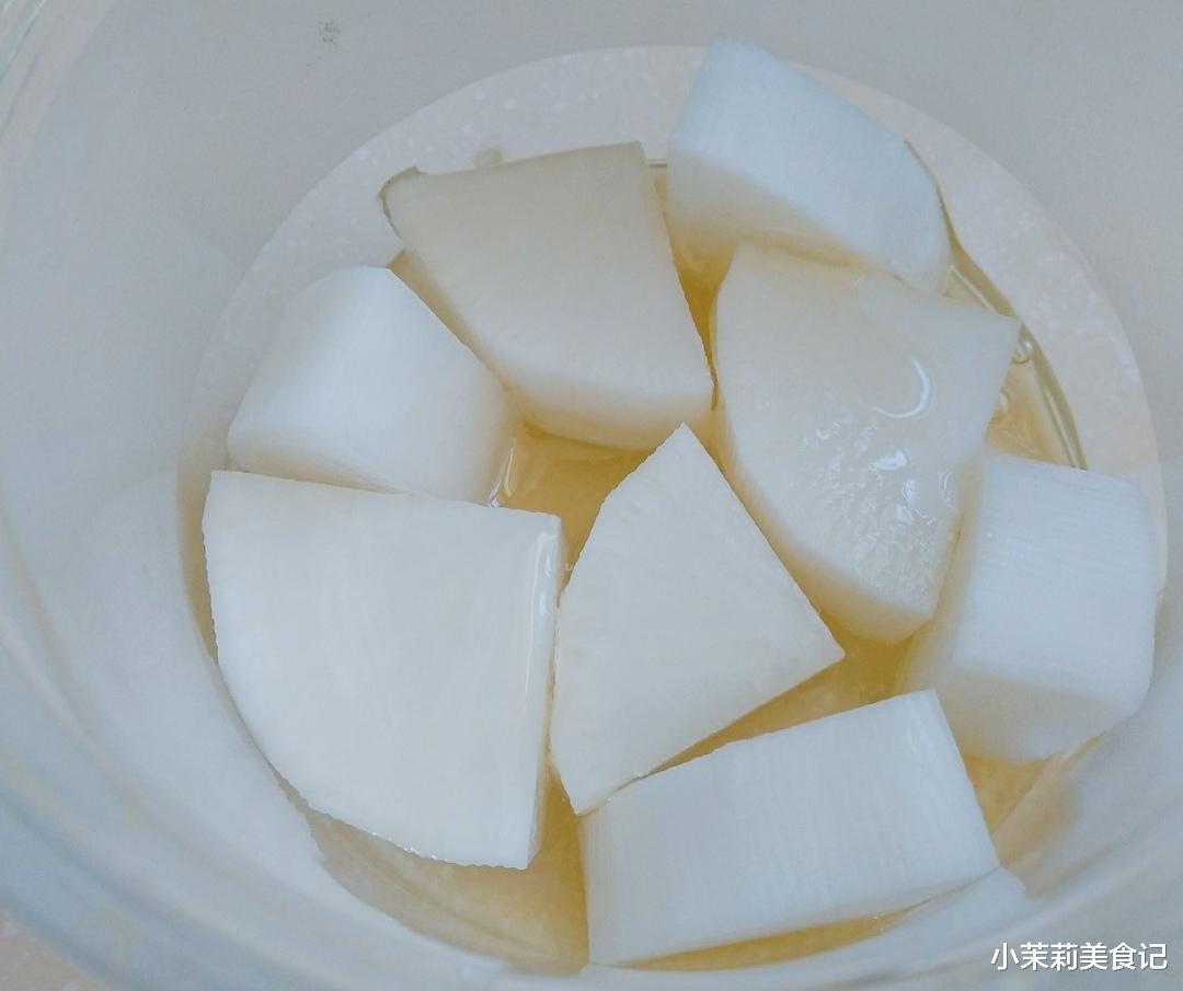 蜂蜜|这菜2毛1斤,却是公认的“肺部大救星”,一化痰,二解毒,三通便,四增免疫,切好加蜂蜜保存,每天泡水喝很受益