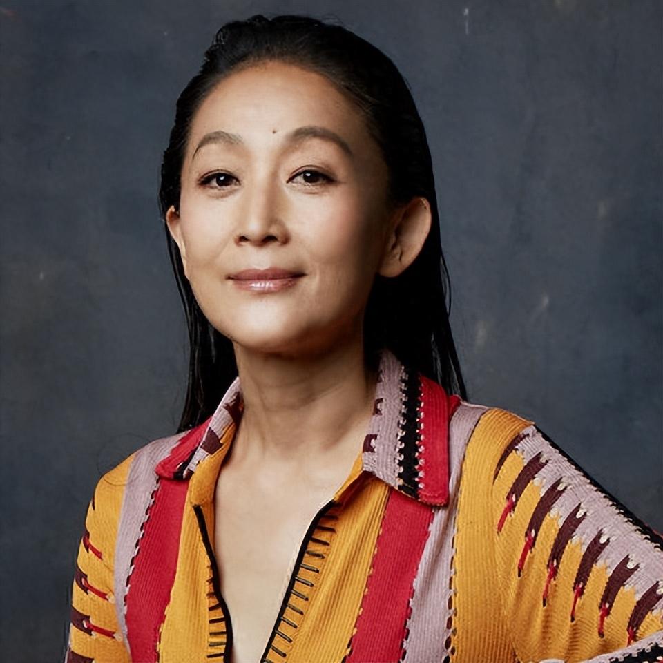 “娱圈异类”高龄女明星，20年不吃米饭，和亲哥不婚不育相伴终生