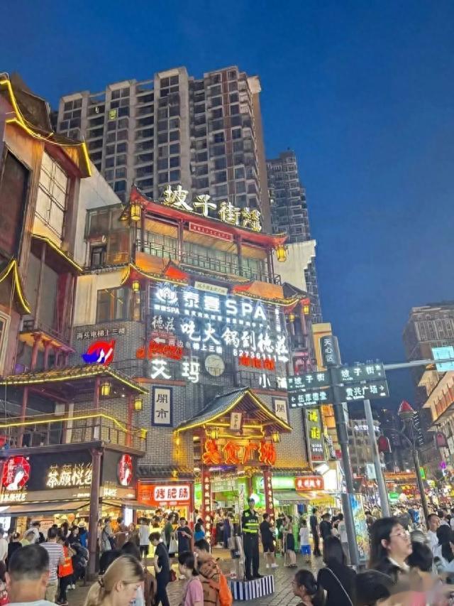 南锣鼓巷|各城市里专蒙游客的步行街，北京叫南锣鼓巷你那叫啥？