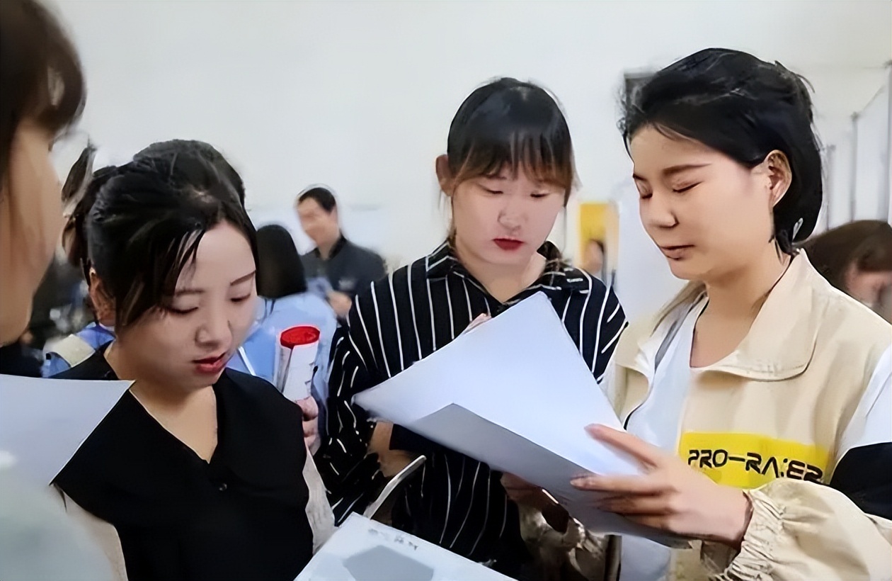 大学生|应届大学生们晒各行业薪资,有人欢喜有人愁,却羡慕坏一众网友