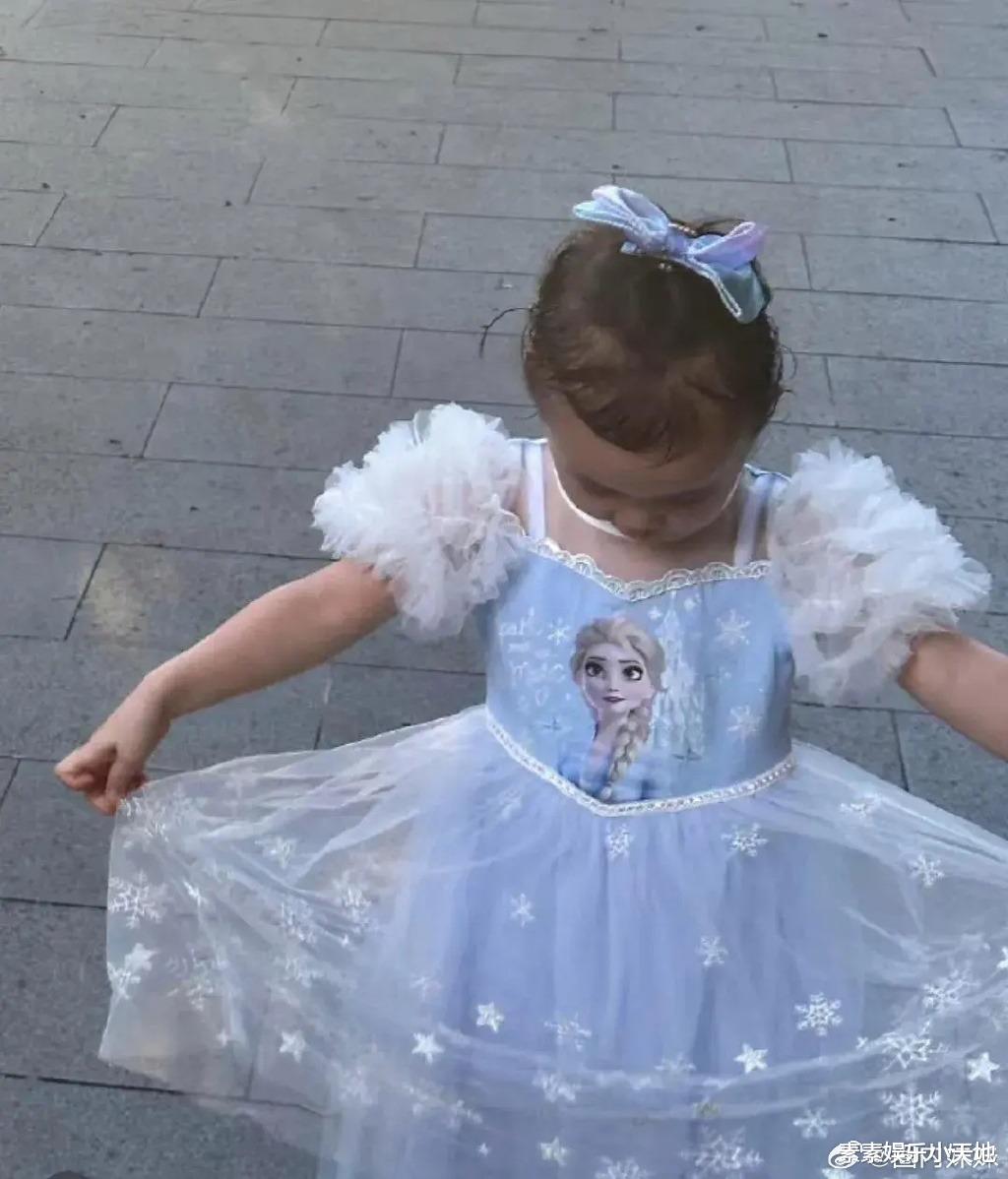 张馨月带女儿到马来西亚探望林峰,林峰抱着女儿开心同步喝水