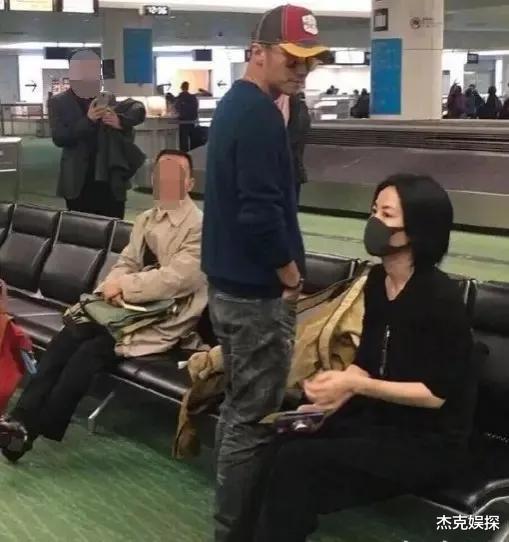 古天乐|王菲谢霆锋牵手亮相回港，两人坐飞机经济舱，大方任由旅客拍照